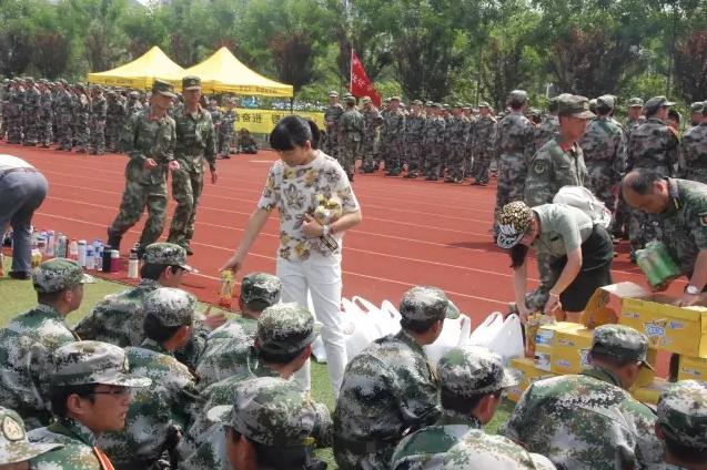 院领导进行军训慰问活动