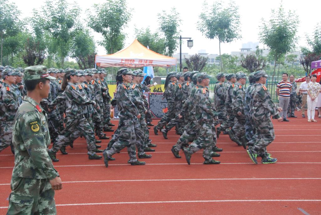 烈日炎炎送清凉 环土学子展英姿——记学院领导慰问军训学子