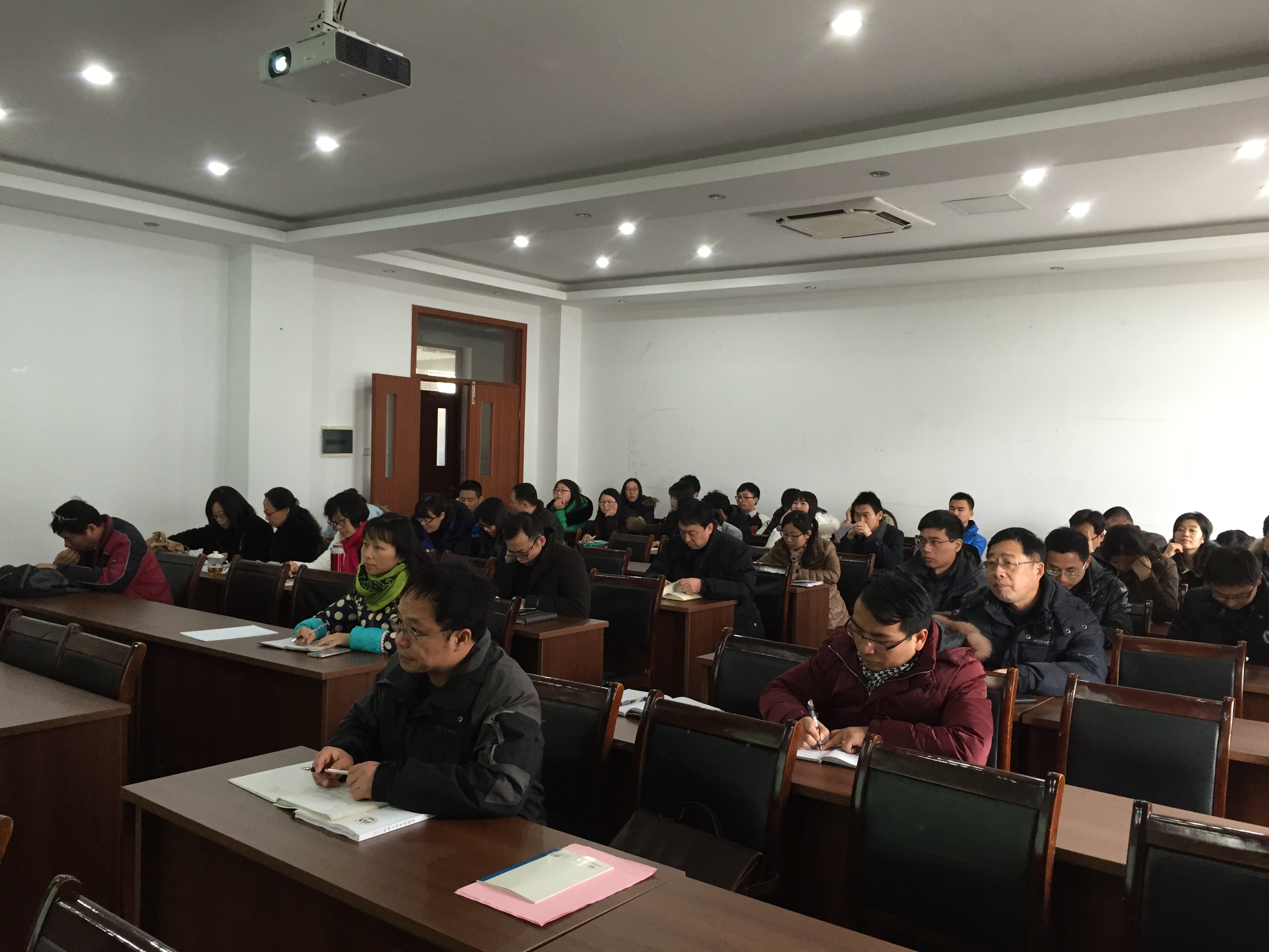 环土学院全体党员学习《准则》和《条例》