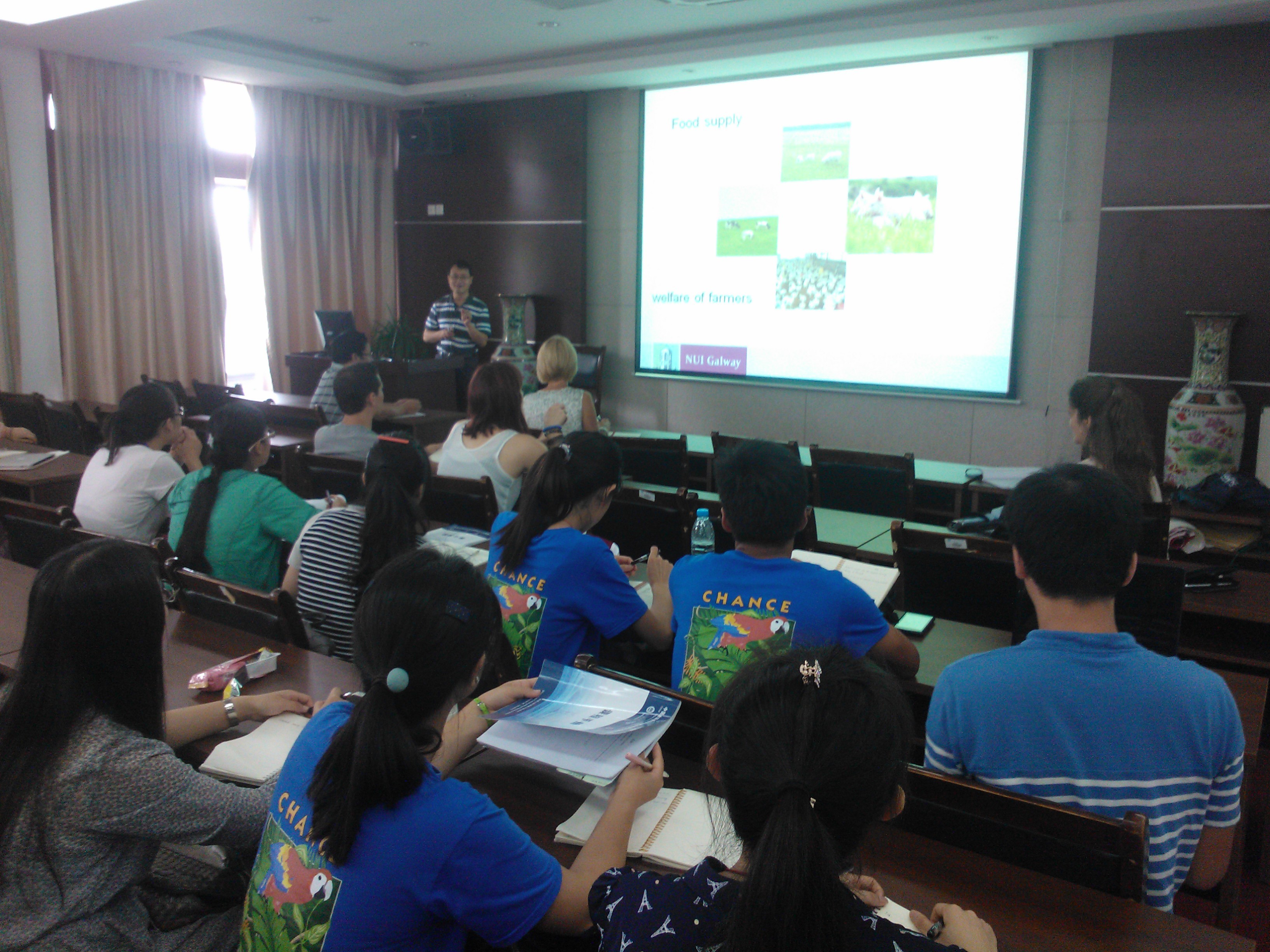 爱尔兰高威国立大学占新民教授来我校进行学术访问