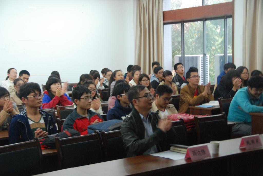 心存感恩 回报社会——无锡市民政局“薪火相传报告团”走进环土学院开展感恩教育活动