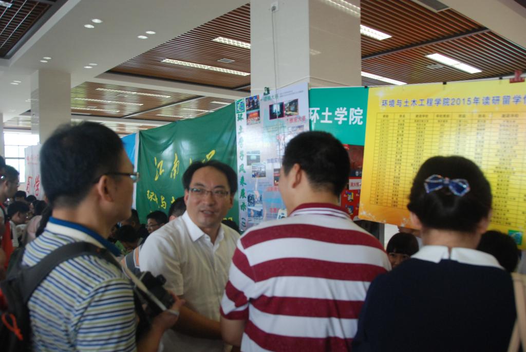 家校共携手，酷暑送温情：关怀致新生——记环土学院2015级新生家长会暨院领导走访慰问活动