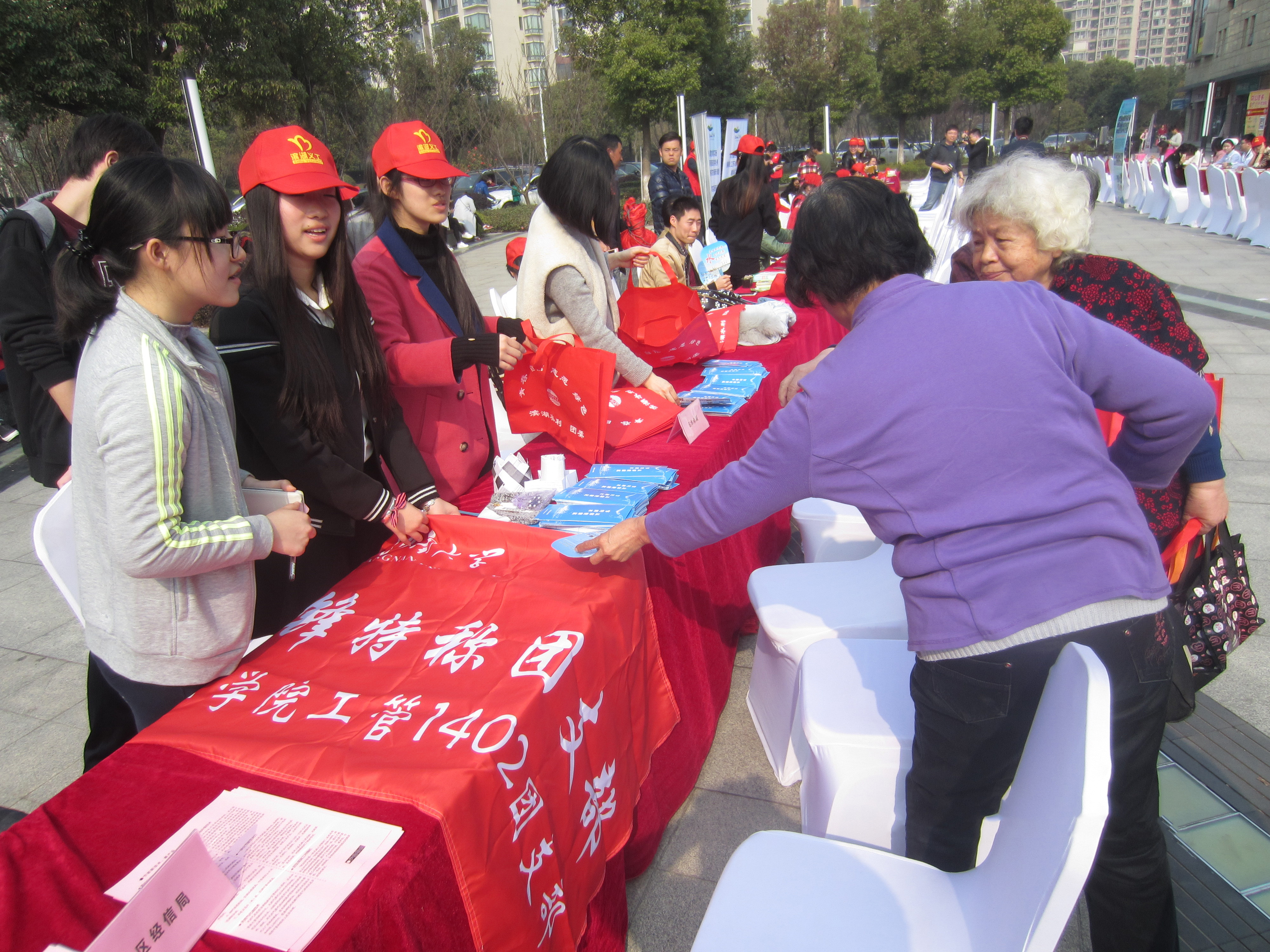 雷锋传人在行动 妙招节水引新风