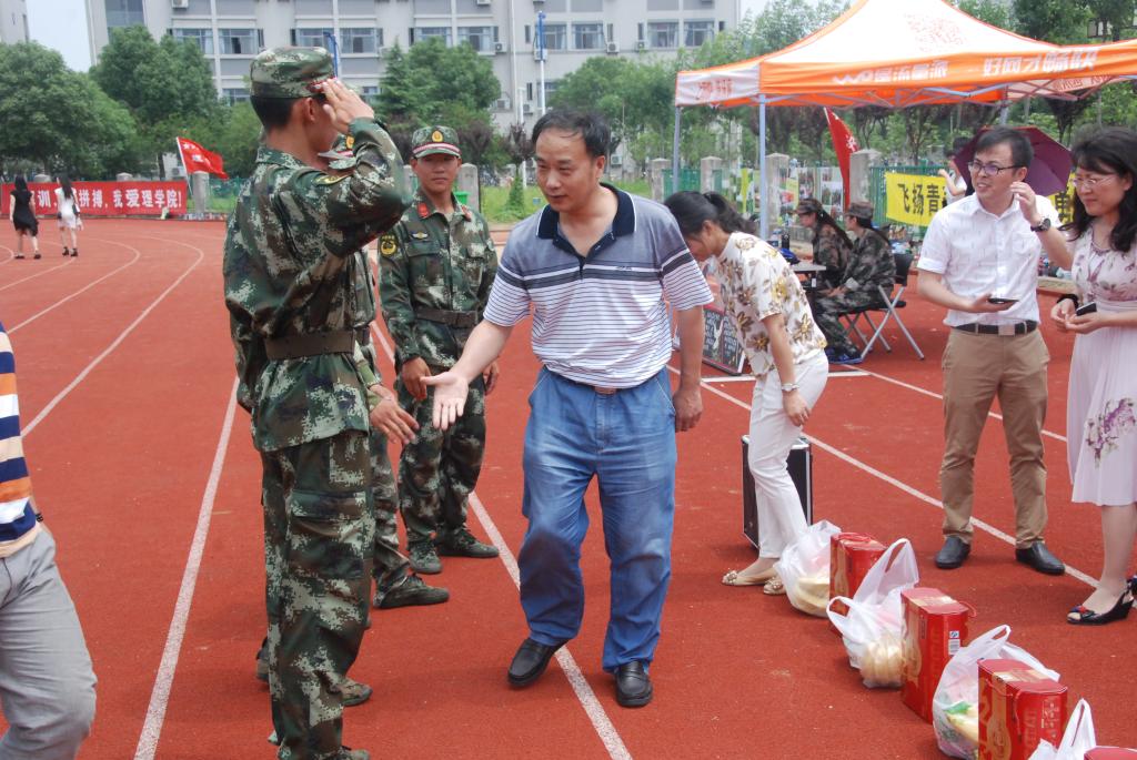 烈日炎炎送清凉 环土学子展英姿——记学院领导慰问军训学子