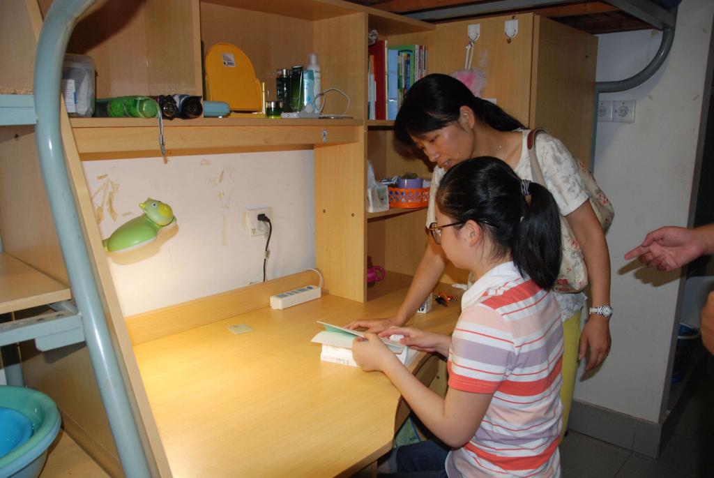 走访新生宿舍，构造温馨家庭——记环境与土木工程学院老师走访新生宿舍