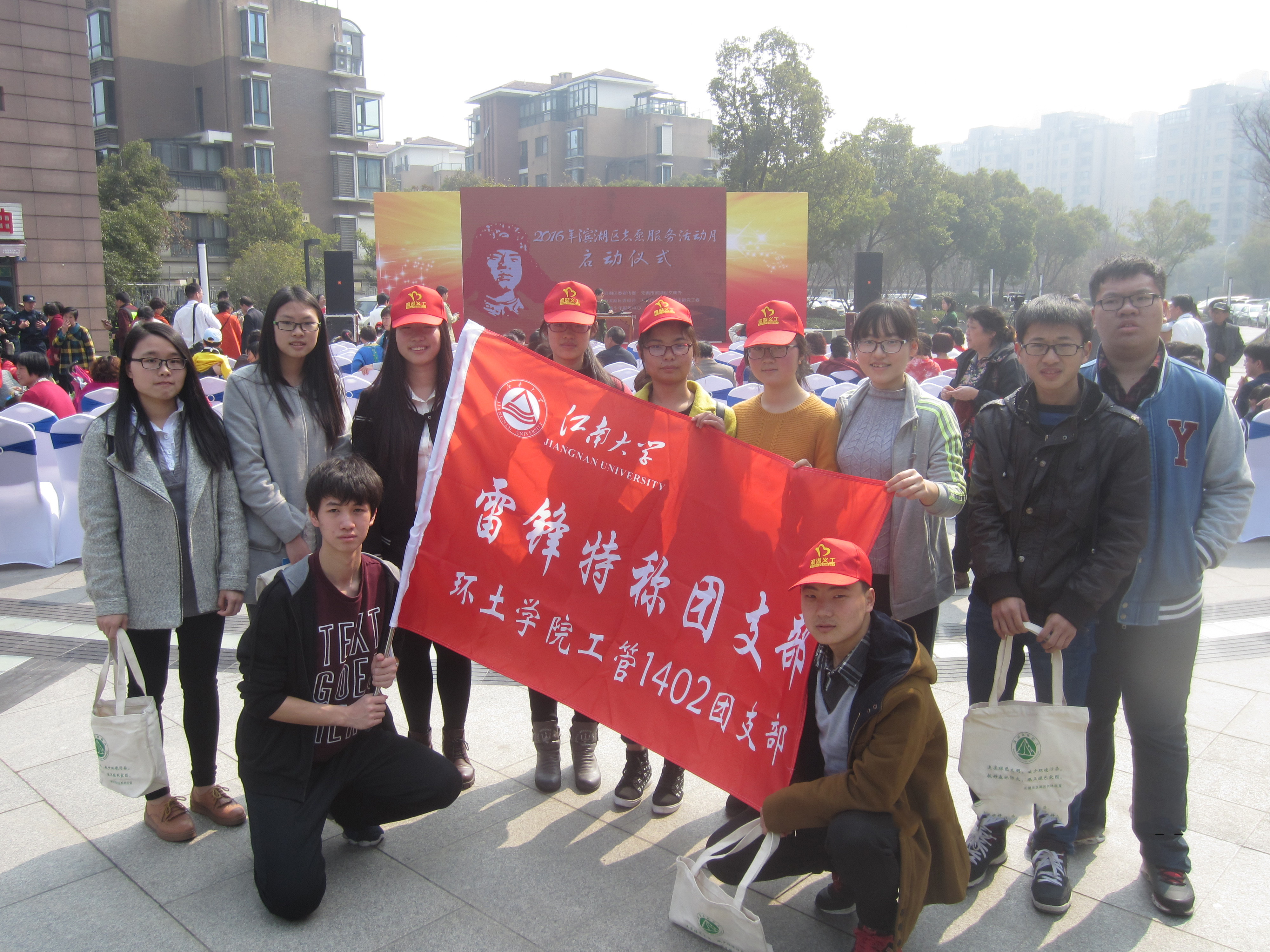 雷锋传人在行动 妙招节水引新风