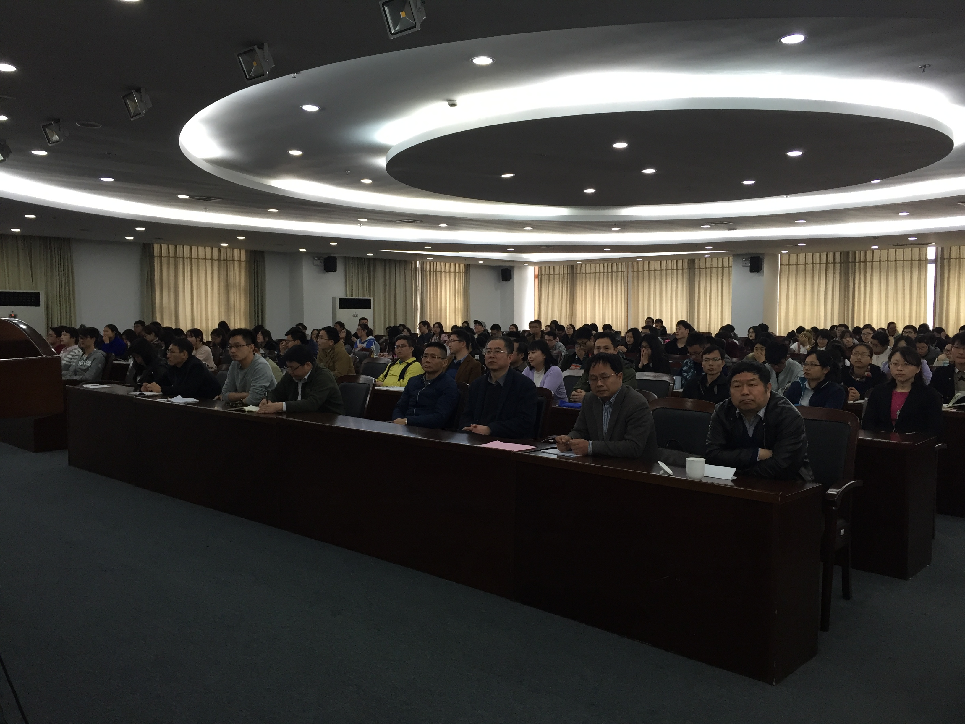 侯立安院士来我校做报告——创新驱动饮用水安全保障技术的发展