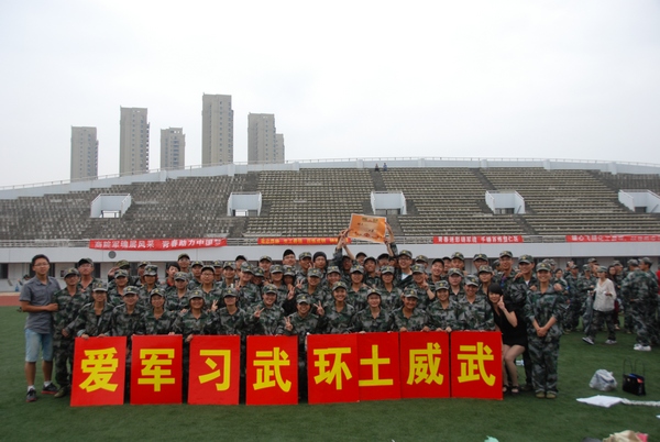 军训竞青春 环土展军魂 ——记伟德国际1946bv2013年军训歌咏比赛