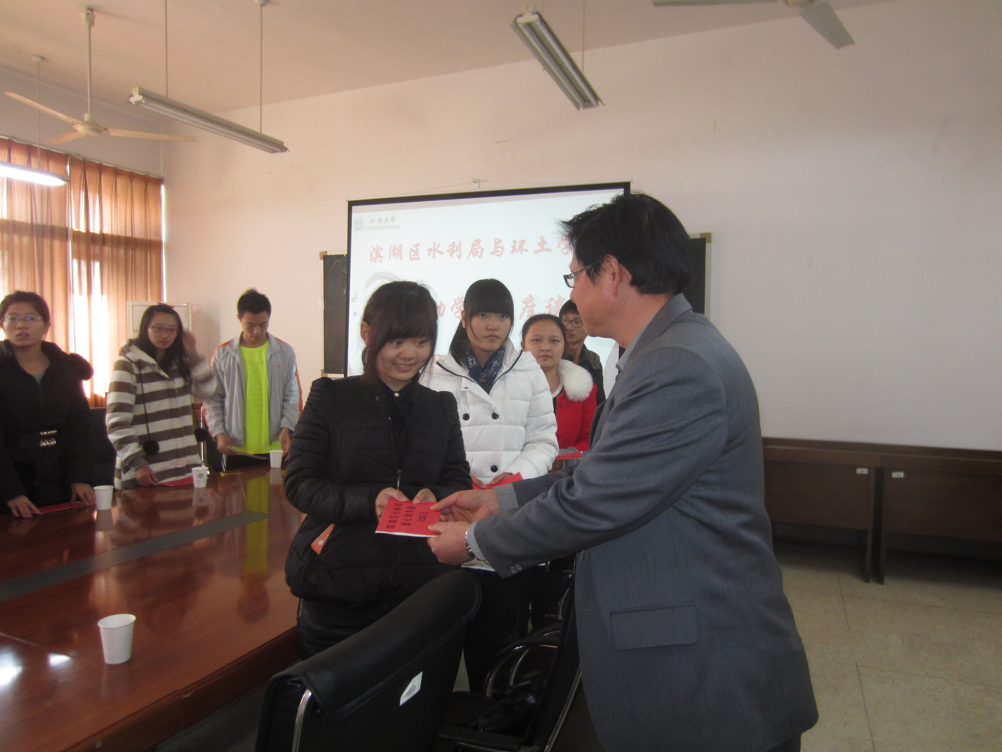 滨湖区水利局再次来我院开展助学帮困活动