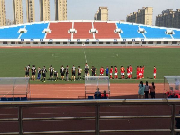 足球赛场然激情，环土男足展雄姿