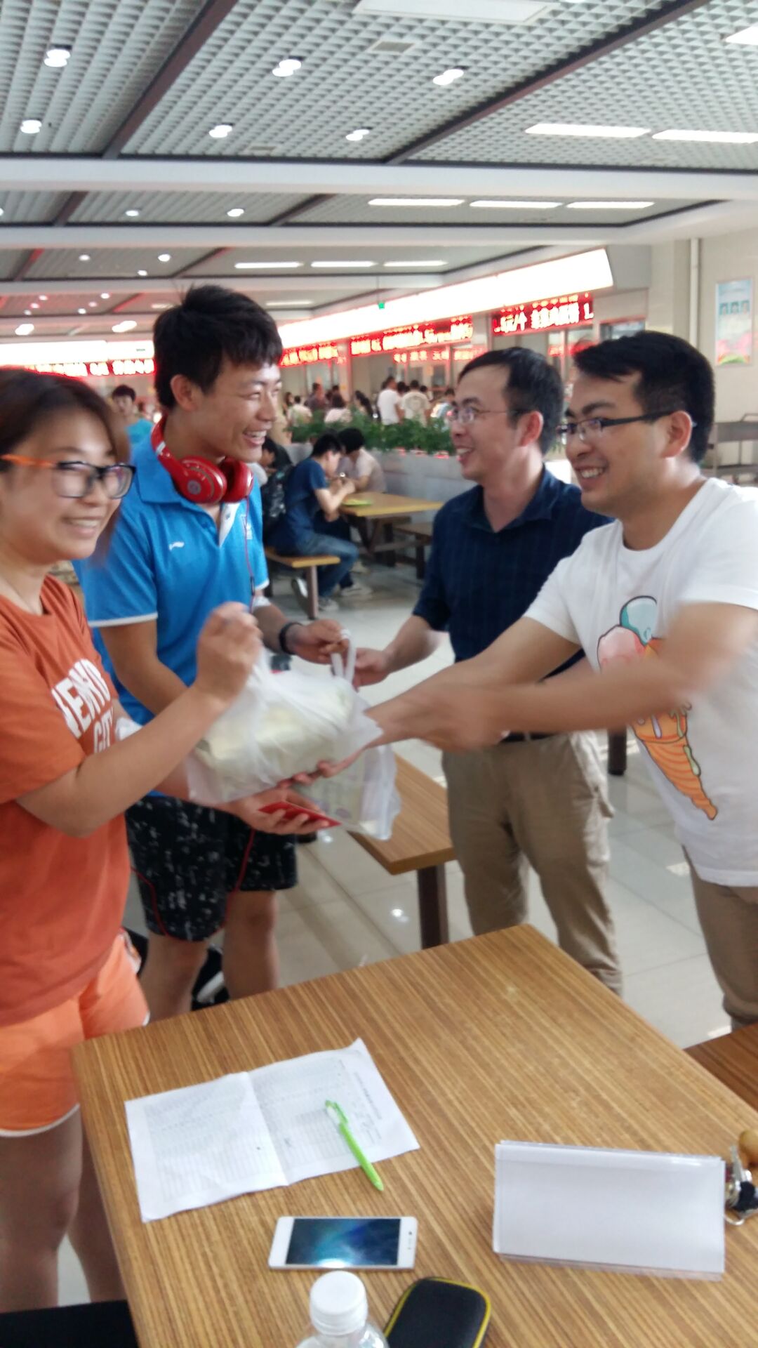 无偿献血，爱意浓浓