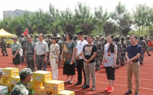 院领导进行军训慰问活动