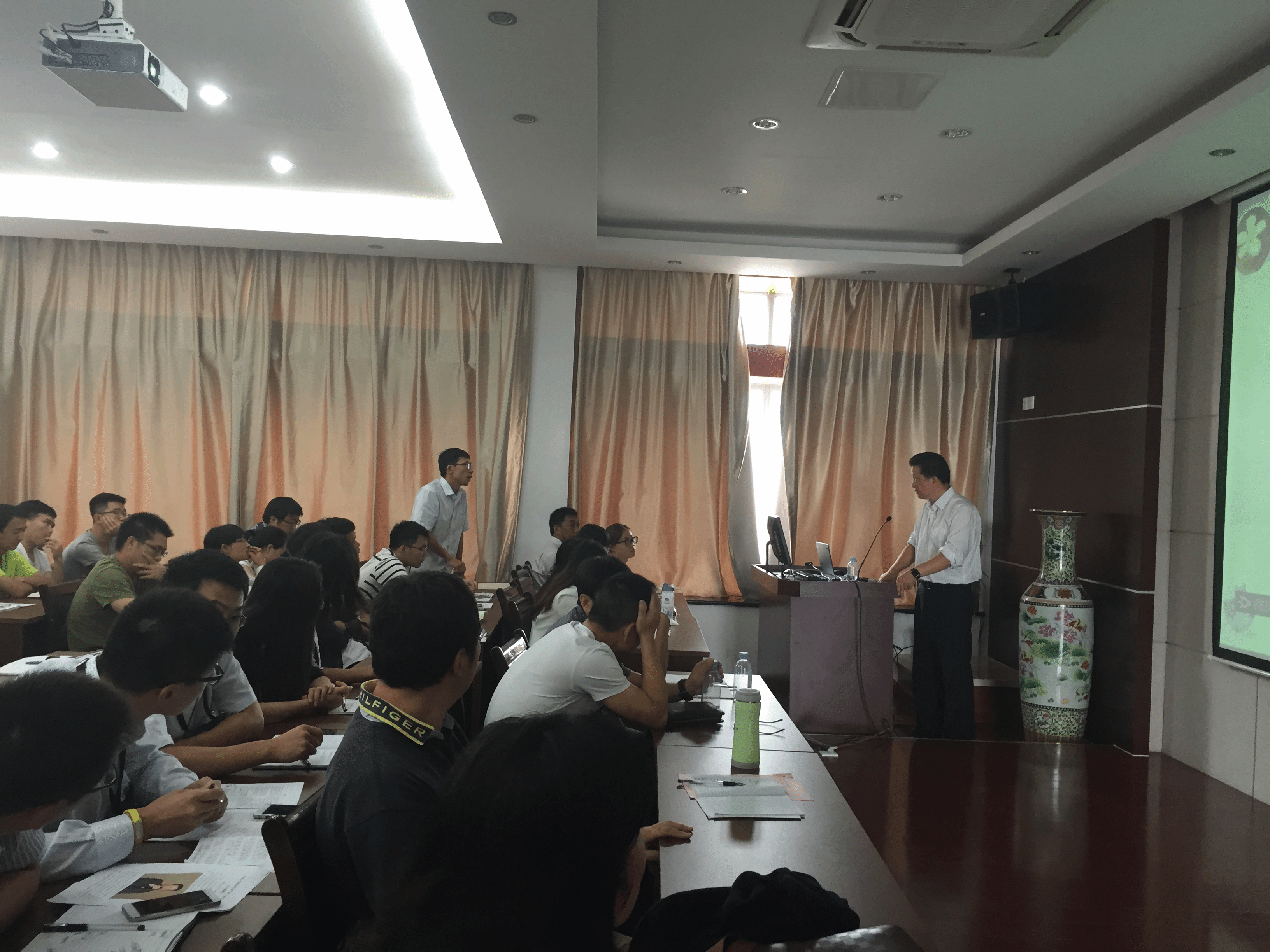 中国大数据专家委员会委员何春银高级工程师来我院开展学术交流