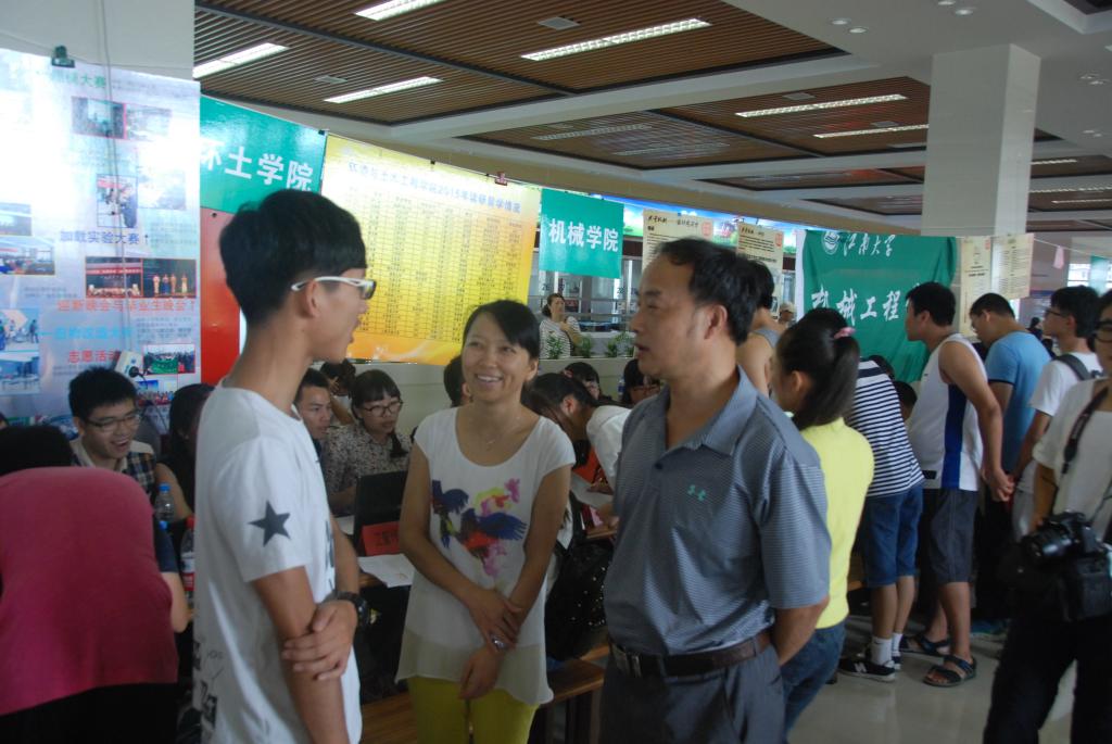 家校共携手，酷暑送温情：关怀致新生——记环土学院2015级新生家长会暨院领导走访慰问活动