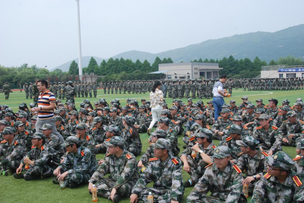 烈日炎炎送清凉 环土学子展英姿——记学院领导慰问军训学子
