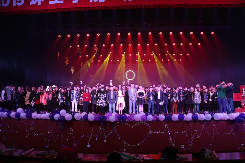 重重红叶聚深秋，环土新生喜相逢——记环土学院2015级迎新晚会