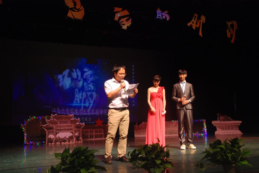  不难言，说再见：路遥有梦，我把每一个脚印留在这里——记环境与土木工程学院11级毕业生晚会