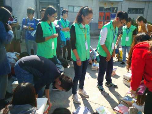 让书构建桥梁，让爱传递梦想