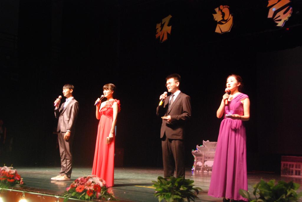  不难言，说再见：路遥有梦，我把每一个脚印留在这里——记环境与土木工程学院11级毕业生晚会