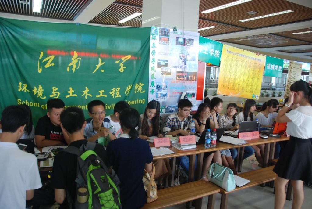 家校共携手，酷暑送温情：关怀致新生——记环土学院2015级新生家长会暨院领导走访慰问活动